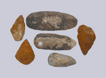 outils préhistoire ou minéraux 3 Socles pour biface hache polie hache taillée 